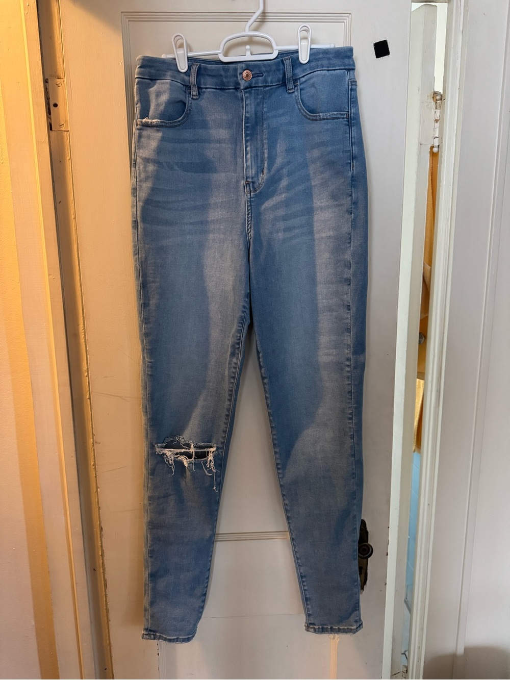 American Eagle Outfitters Light Blue High-Rise Jeggings with Knee Rip
